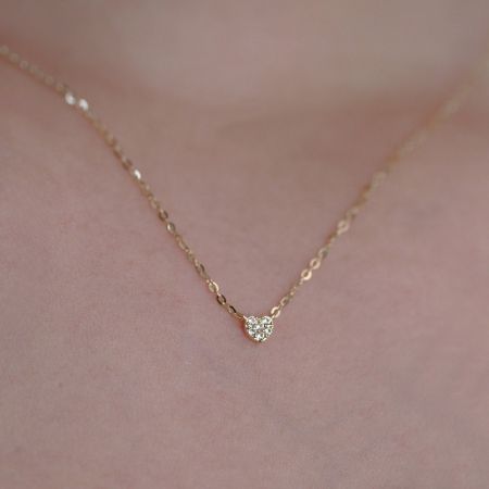 Collier en forme de cœur doré élégant mettant en valeur les brillantes pierres CZ.