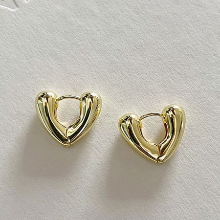 Orecchini a cerchio a forma di V in argento sterling 925 (5 paia) - Un paio di orecchini a cerchio a forma di V in argento sterling 925 con una brillante finitura dorata, esposti su uno sfondo bianco pulito.