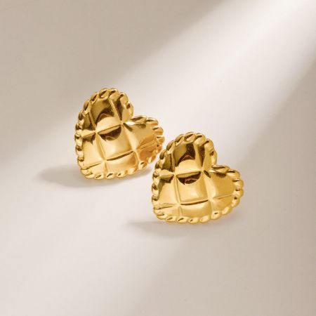 Pendientes de corazón de amor de cuadros metálicos dorados de acero inoxidable (5 pares) - Un par de pendientes de corazón de amor de cuadros metálicos dorados de acero inoxidable con un diseño texturizado único, mostrados sobre un fondo neutro.