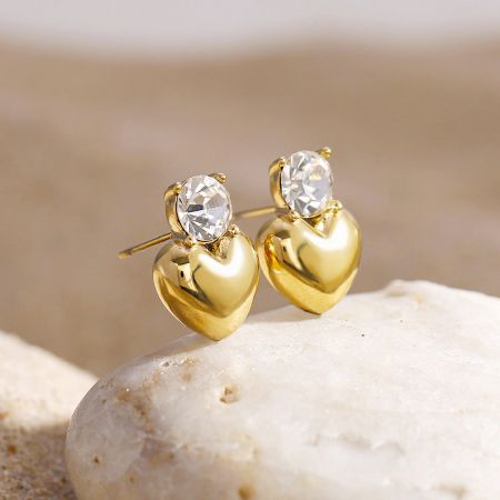 Pendientes de Aro en Forma de Corazón de Acero Inoxidable Dorado con Zirconio Único (5 Pares) - Un par de pendientes de aro en forma de corazón de acero inoxidable dorado, cada uno con un solo zirconio claro, exhibidos sobre un fondo blanco limpio.