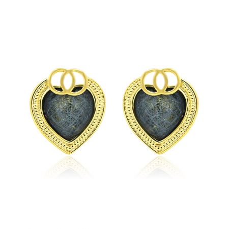 Pendientes de corazón con brillo dorado burbujeante. - Vista frontal de los pendientes de corazón con brillo dorado burbujeante, que presentan un diseño de corazón dorado brillante sobre una base de latón con un poste de acero inoxidable.