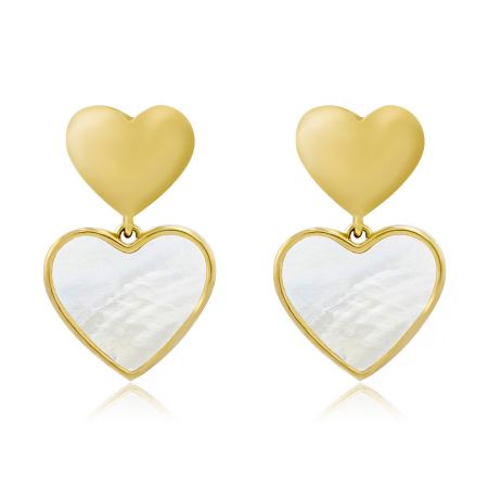 Boucles d'oreilles en coquillage en forme de cœur double - Une paire de boucles d'oreilles en forme de cœur double en coquillage avec une finition dorée brillante et un élégant placage en nacre, présentée sur un fond blanc épuré.