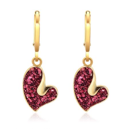 Orecchini pendenti con cuore d'amore scintillante rosso rosa glitterato - Un primo piano degli orecchini pendenti con cuore d'amore scintillanti rosso rosa glitterato, che mostra il gancio francese placcato oro e il pendente a cuore in acrilico rosa scintillante.