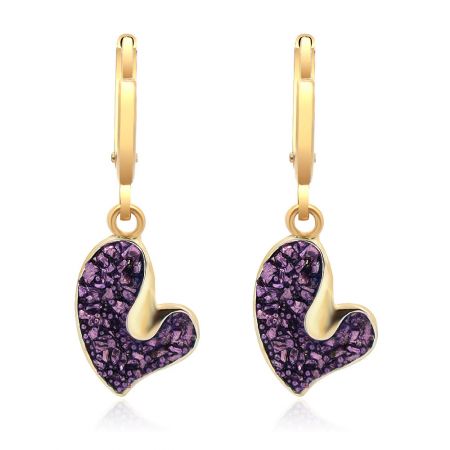Orecchini a goccia a forma di cuore d'amore glitterati in viola - Un paio di orecchini a goccia a forma di cuore d'amore glitterati in viola, con pendente in acrilico viola e ottone placcato oro su uno sfondo bianco.