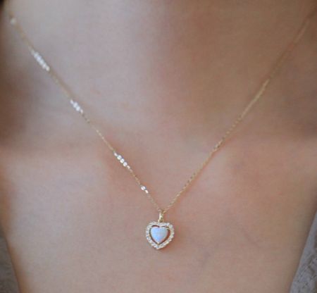 Collar de ópalo en forma de corazón de plata esterlina 925 - Primer plano de un collar de ópalo en forma de corazón de plata esterlina 925, mostrando el intrincado colgante de corazón chapado en oro con una piedra de ópalo central.