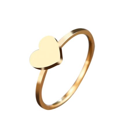 Close-up de um lindo anel de ouro em forma de coração, perfeito para gravação personalizada