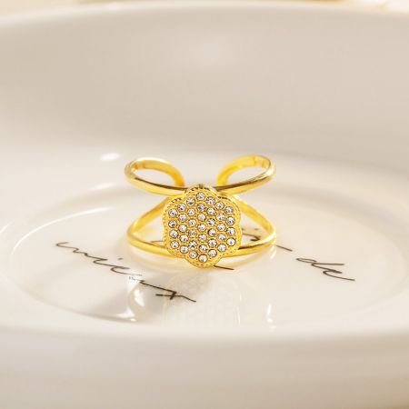 Anel elegante em forma de coração com pavê de zircônia cúbica em aço inoxidável banhado a ouro.