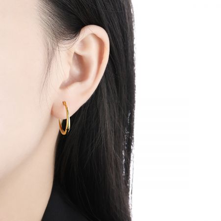 Modelo usando o brinco de argola de prata esterlina 925 banhado a ouro 18K de 20mm.