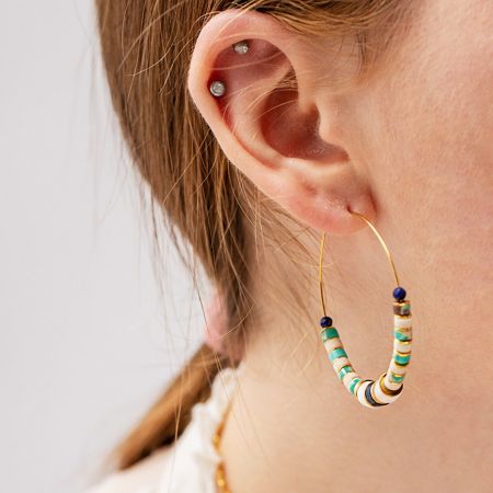 Boucles d'oreilles en laiton vintage en acier inoxydable avec perles de pierre naturelle lazurite (5 paires) - Gros plan d'une femme portant une boucle d'oreille créole vintage en acier inoxydable ornée de perles naturelles de Lazurite et de turquoise.