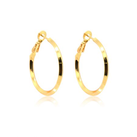 Vue détaillée du mécanisme de fermeture à levier des boucles d'oreilles créoles en or de 40 mm.