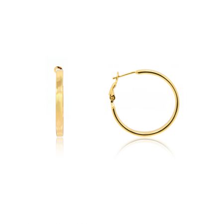 Pendiente de aro de oro con borde plano - Un par de pendientes de aro clásicos de oro con borde plano y superficie brillante, mostrados contra un fondo blanco.