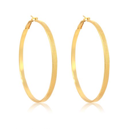 Aretes de aro dorados con puntos - Un par de aretes de aro dorados con puntos de JR Fashion Accessories, que muestran su superficie exterior texturizada y su interior liso chapado en oro.