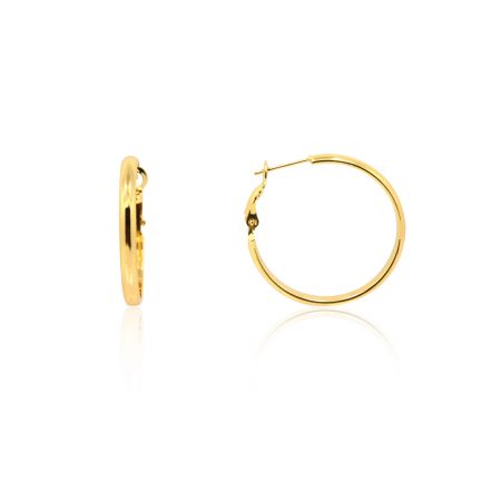 Pendientes de aro dorados pulidos - Un primer plano de los pendientes de aro dorados pulidos, que muestran su diseño simple, superficie dorada brillante y cierre de palanca seguro.