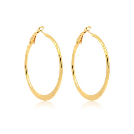Vue détaillée des boucles d'oreilles en or poli à plat mettant en valeur leur design classique et leur construction robuste.