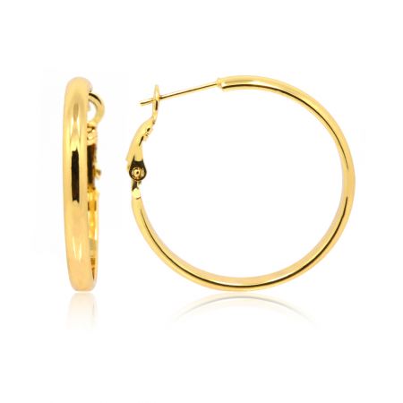 Aros redondeados medianos muy ligeros - Un par de aros redondeados medianos muy ligeros con un acabado dorado suave y brillante, que muestran su clásico diseño circular.