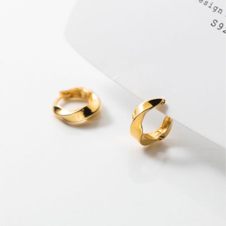 Un paio di orecchini a cerchio in argento sterling 925 mostrati da un angolo laterale.