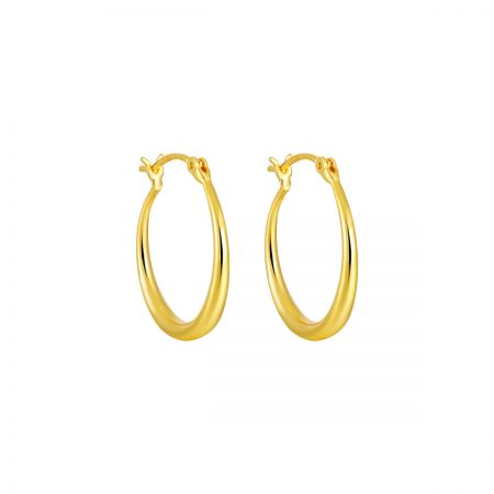 Um par de brincos de argola clássicos de 20mm com um acabamento brilhante banhado a ouro 18K.
