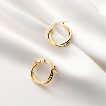Orecchini a cerchio attorcigliato in argento sterling 925 - Un paio di eleganti orecchini a cerchio attorcigliato in argento sterling 925 con finitura dorata, appoggiati su uno sfondo di satin bianco per evidenziare la loro lucentezza.