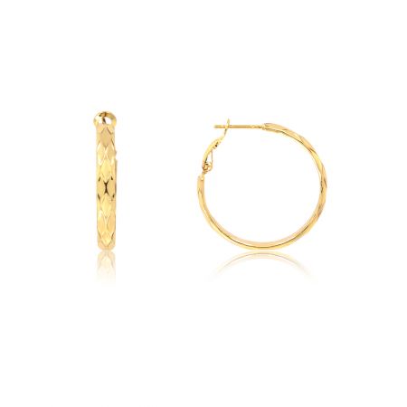 Aros de oro con corte de diamante - Primer plano de pendientes de aro de oro con corte de diamante que muestran el exterior texturizado y el acabado dorado brillante.