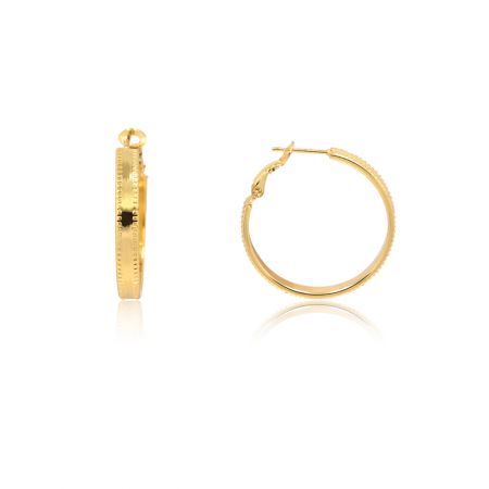 Pendientes de aro redondos de 30 mm con corte de diamante - Un primer plano de los pendientes de aro redondos de 30 mm chapados en oro con corte de diamante, mostrando el patrón de puntos texturizados en los bordes.