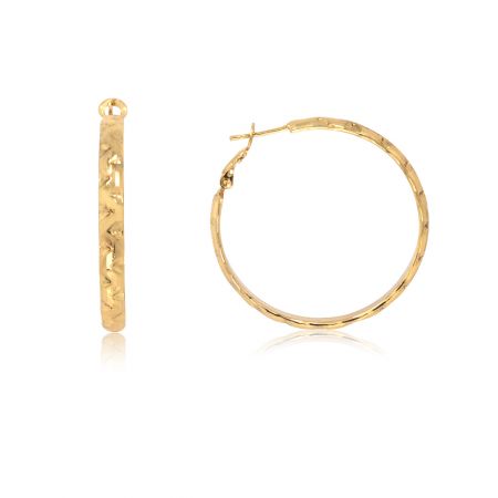 Aros texturizados de corte de diamante pulido de 4 mm - Un par de pendientes de aro de oro pulido de 4 mm con una superficie texturizada de corte de diamante detallada, mostrados sobre un fondo blanco.