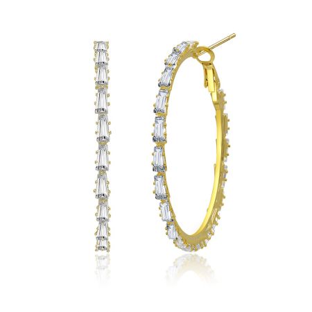 Prise de vue détaillée des boucles d'oreilles en or en forme de créole se concentrant sur les élégantes pierres en zircon cubique taillées en baguette.