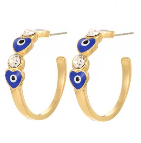 Gros plan sur des boucles d'oreilles créoles en or avec des motifs en forme de cœur bleu et des cristaux transparents scintillants.