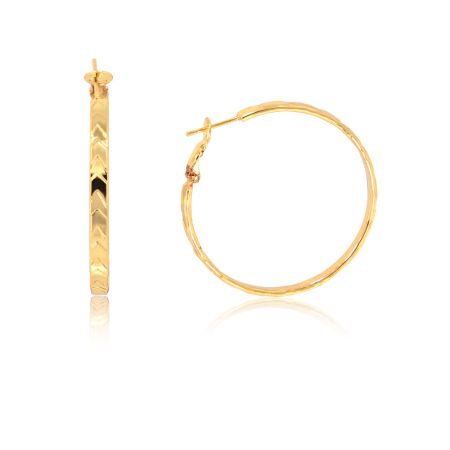 Pendientes de aro redondo audaces con corte de diamante - Primer plano de los pendientes de aro redondo audaces con corte de diamante que muestran la intrincada textura en forma de chevrón en la superficie chapada en oro.