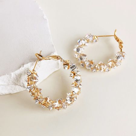 クリアクリスタル付きの金メッキフープピアスの別の角度。