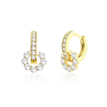 Huggies floraux pétales - Un gros plan des boucles d'oreilles Petal Floral Huggies, mettant en valeur le design de l'anneau plaqué or avec des pierres en zircon cubique transparent scintillantes disposées en motif floral.