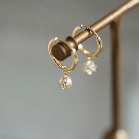 925 Zilver Gouden Delicate Zircon Dangle Hoepel Oorbellen - Een paar 925 sterling zilveren, goud vergulde hoepel oorbellen met heldere, delicate zircon edelstenen, onderdeel van een set van vijf paar.