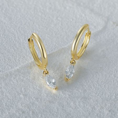 Orecchini a goccia in CZ bianco scintillante in argento sterling 925 (set di 5 paia) - Primo piano di orecchini a goccia in argento sterling 925 con finitura dorata, che mostrano pietre di zirconia cubica bianca a taglio marquise scintillante.