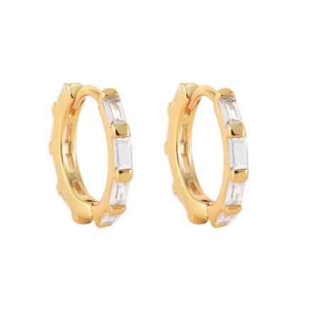 Pendiente aro mini huggies de baguette para damas - Un primer plano del pendiente aro mini huggies de baguette para damas chapado en oro, mostrando las piedras de circonita cúbica claras y rectangulares.