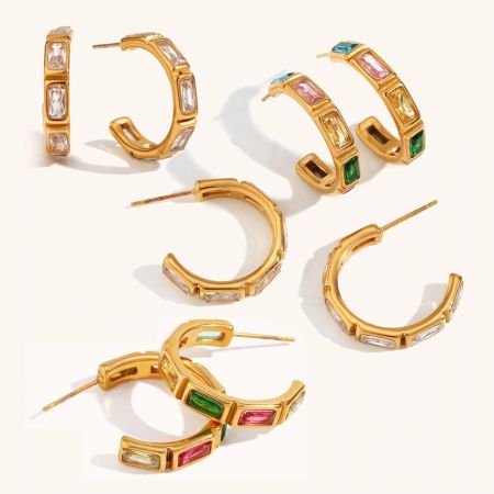Pendientes de aro en forma de C de bambú chapados en oro de acero inoxidable al por mayor (5 pares) - Una colección de pendientes de aro en forma de C de bambú chapados en oro al por mayor con piedras de circonita de colores vibrantes y clásicas blancas.
