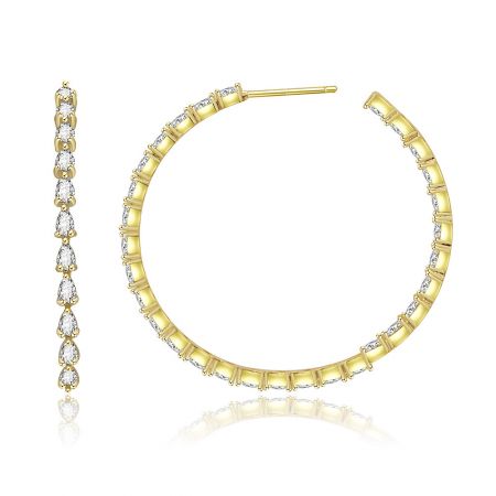 Boucles d'oreilles créoles en or marquise - Vue de face des boucles d'oreilles créoles en or marquise, avec un plaquage en or 18 carats et des pierres en zircon cubique blanches brillantes.