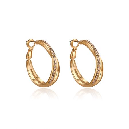 Aros dorados con cristales de imitación. - Una vista en primer plano de los Aros Dorados con Cristales de Imitación (JRE-065), mostrando el detallado chapado en oro y las brillantes incrustaciones de cristal.