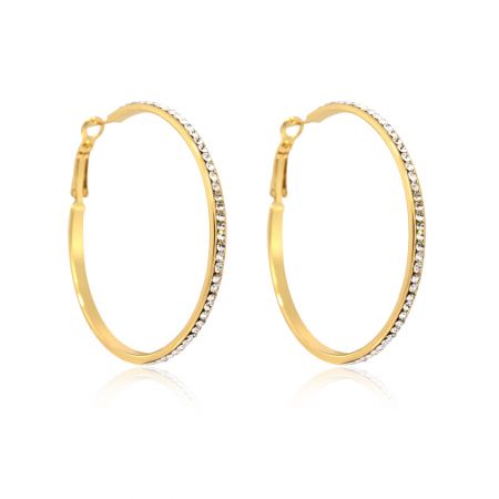 Vue détaillée des boucles d'oreilles en cristal doré en forme de créole mettant en valeur la fermeture à levier et le sertissage de cristal.