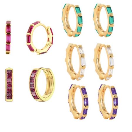 Une collection de boucles d'oreilles créoles Baguette Mini Huggies disponibles dans différentes couleurs de pierres précieuses.