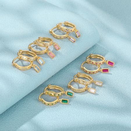 Diverse variazioni di colore degli orecchini a cerchio quadrati in zirconia, tra cui rosa, blu e verde.