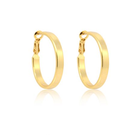 Vue rapprochée de la fermeture à levier sécurisée des boucles d'oreilles créoles en or brillant.