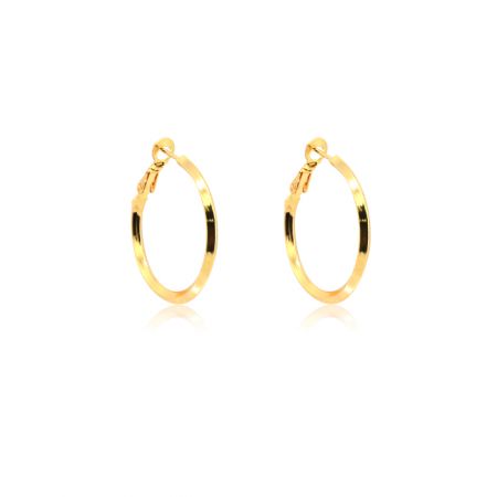 Vue détaillée des petites boucles d'oreilles en or, mettant en avant les fermoirs à levier articulé pour un port facile et sécurisé.