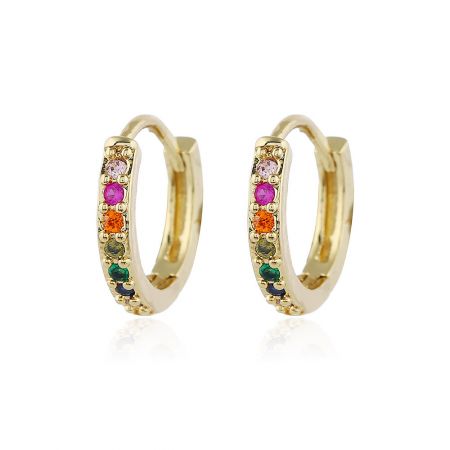 Aros de color arcoíris pavimentados con circonitas cúbicas - Una toma de estudio en primer plano de los aros CZ Pave Rainbow, mostrando las vibrantes piedras de zirconia cúbica multicolor en el pendiente de latón chapado en oro.
