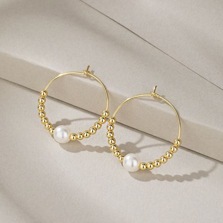 Orecchini a cerchio con perline di perla in argento sterling 925 (5 paia) - Un paio di eleganti orecchini a cerchio in argento sterling 925 con finitura dorata, adornati con una perla centrale e delicate perline dorate.