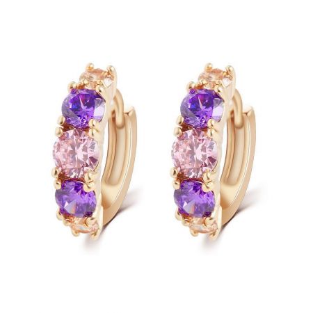Pendientes de aro de oro con CZ multicolor para venta al por mayor. - Un par de pendientes de aro de oro adornados con piedras de zirconia cúbica multicolores brillantes, con gemas moradas y rosas. Modelo JRE-062, disponible para venta al por mayor.