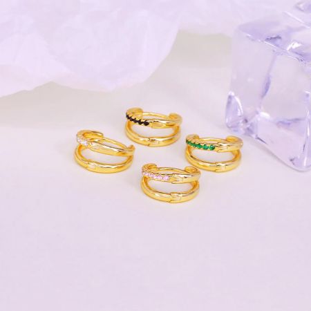 Orecchini a cerchio in cartilagine a doppio cerchio in argento sterling 925 (Set di 5) - Una collezione di orecchini a cerchio in cartilagine a doppio cerchio in argento sterling 925 con finitura dorata, che mostra varie opzioni di colore delle pietre tra cui bianco, nero, rosa e verde.