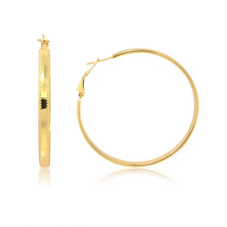 Pendientes de textura de aro dorado - Un primer plano de los pendientes de textura de aro dorado, mostrando el detallado patrón de neumático forjado a mano en la superficie pulida chapada en oro.