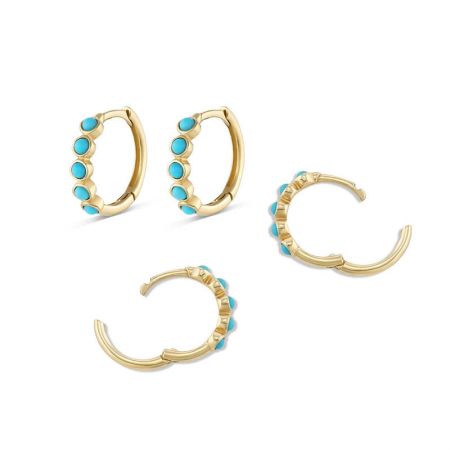 Boucles d'oreilles huggie classiques en turquoise en argent sterling 925 (5 paires) - Une paire de boucles d'oreilles huggie classiques en argent sterling 925 avec des pierres turquoises vibrantes, présentées sur un fond blanc.