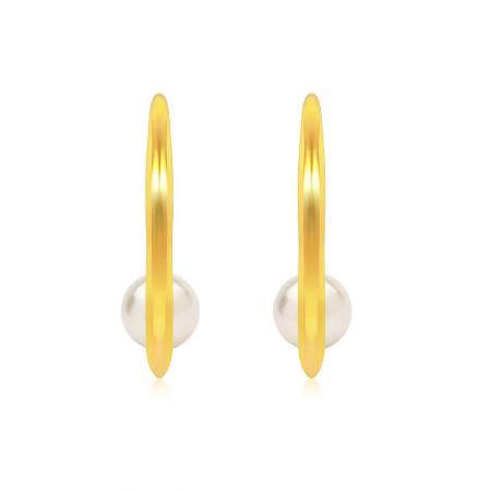 Pendientes de aro contemporáneos con perlas. - Un par de pendientes contemporáneos de aro chapados en oro con elegantes perlas de vidrio blanco, modelo BEQ07-G-P-00370.