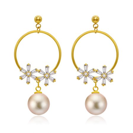 Boucles d'oreilles en perles de 8MM plaquées or à longue goutte - Une paire de boucles d'oreilles en perles de 8MM plaquées or, présentant un délicat design floral avec des zirconiums cubiques blancs et une goutte de perle brillante.