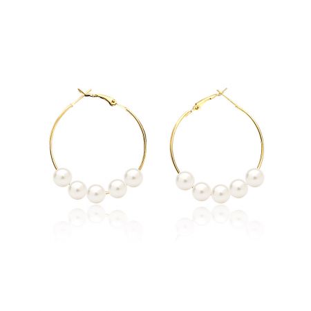 Boucles d'oreilles en perles - Une paire de boucles d'oreilles en perles dorées élégantes, modèle JRE-042, comportant cinq perles blanches sur chaque anneau, présentées sur un fond blanc propre.